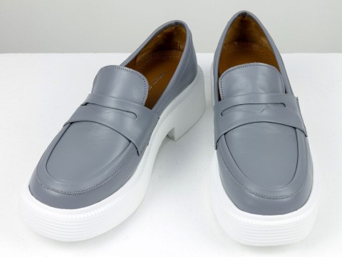 Жіночі туфлі-лофери з натуральної шкіри сірого кольору на потовщеній білій підошві, Т-2192-08