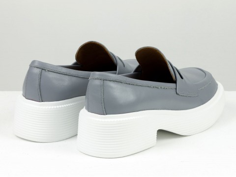 Жіночі туфлі-лофери з натуральної шкіри сірого кольору на потовщеній білій підошві, Т-2192-08