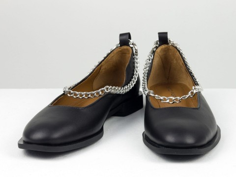 Туфлі з італійської шкіри чорного кольору на низькому ходу зі срібним ланцюжком, Т-2238-01