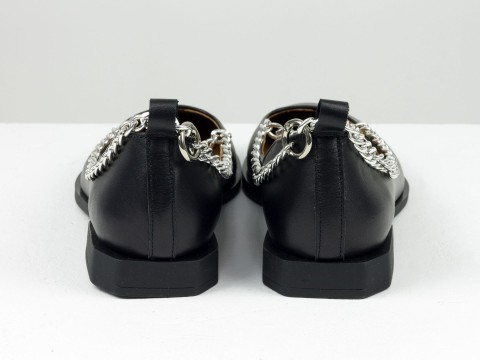 Туфлі з італійської шкіри чорного кольору на низькому ходу зі срібним ланцюжком, Т-2238-01