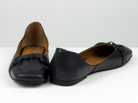 Літні туфлі з італійської шкіри чорного кольору на низькому ходу із чорним ланцюжком спереду , Т-2227-06