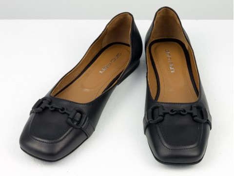 Літні туфлі з італійської шкіри чорного кольору на низькому ходу із чорним ланцюжком спереду , Т-2227-06