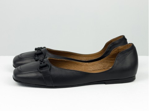 Жіночі чорні туфлі на низькому ходу з натуральної шкіри із чорним ланцюжком спереду, Т-2227-06