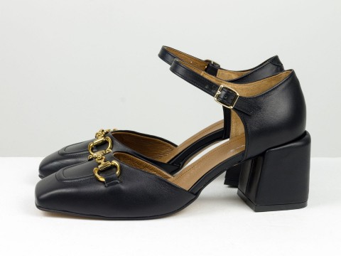 Дизайнерские босоножки на невысоком  обтяжном каблуке из натуральной итальянской кожи черного цвета с золотой фурнитурой, С-2211-12