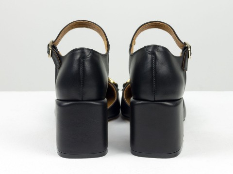 Дизайнерские босоножки на невысоком обтяжном  каблуке из натуральной итальянской кожи черного цвета  с золотой фурнитурой, С-2211-12