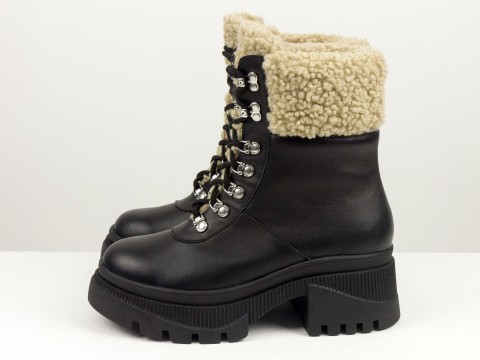 Дизайнерские высокие  ботинки из натуральной черной кожи  и бежевым мехом "тедди" на утолщенной подошве со шнуровкой , Б-2336-04