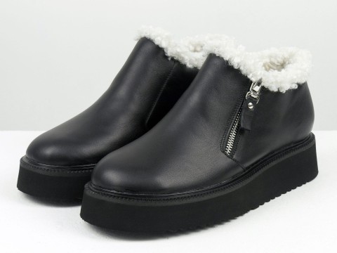 Жіночі чорні черевики з натуральної шкіри та білим  хутром "тедді" , Т-2339-01