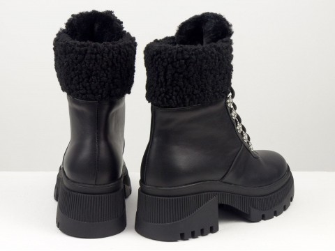 Дизайнерські черевики з натуральної чорної шкіри та чорним хутром "тедді" на потовщеній підошві зі шнурівкою, Б-2336-01