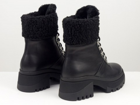 Дизайнерські черевики з натуральної чорної шкіри та чорним хутром "тедді" на потовщеній підошві зі шнурівкою, Б-2336-01