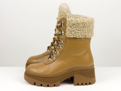 Дизайнерские высокие  ботинки из натуральной карамельной кожи  и бежевым мехом "тедди" на утолщенной подошве со шнуровкой , Б-2336-02