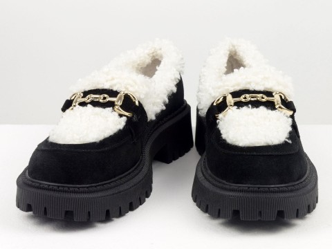 Жіночі осінні туфлі-лофери на тракторній підошві з натуральної замші чорного кольору з білим хутром  "тедді "