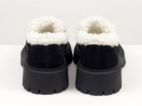 Жіночі осінні туфлі-лофери на тракторній підошві з натуральної замші чорного кольору з білим хутром  "тедді "