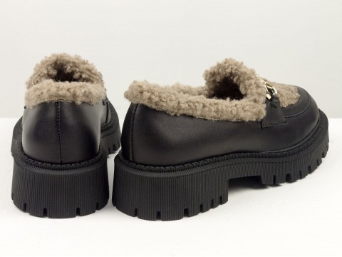 Жіночі осінні туфлі-лофери на тракторній підошві з натуральної шкіри чорного кольору з бежевим хутром  "тедді "