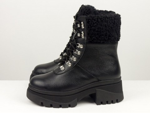 Дизайнерские высокие  ботинки из натуральной черной кожи флотар  и черным мехом "тедди" на утолщенной подошве со шнуровкой , Б-2336-03