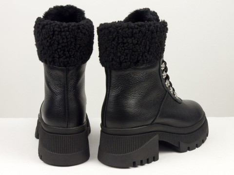 Дизайнерські черевики з натуральної чорної шкіри флотар   та чорним хутром "тедді" на потовщеній підошві зі шнурівкою, Б-2336-03