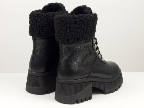 Дизайнерські черевики з натуральної чорної шкіри флотар   та чорним хутром "тедді" на потовщеній підошві зі шнурівкою, Б-2336-03