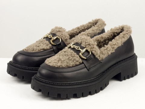 Жіночі осінні туфлі-лофери на тракторній підошві з натуральної шкіри чорного кольору з бежевим хутром  "тедді "