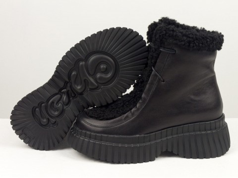 Жіночі черевики з натуральної шкіри чорного кольору та з чорним хутром "тедді", Б-2175-07