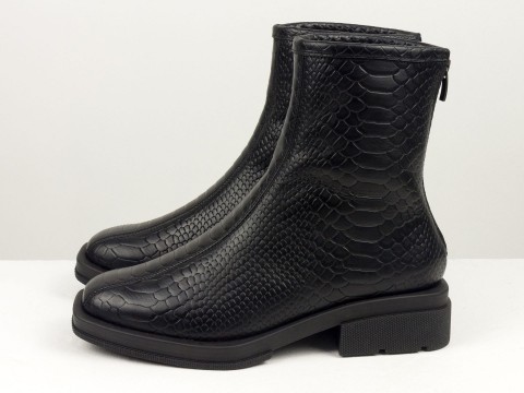 Жіночі черевики чорного кольору з натуральної шкіри в текстурі "пітон" на низьких підборах, Б-2176-12