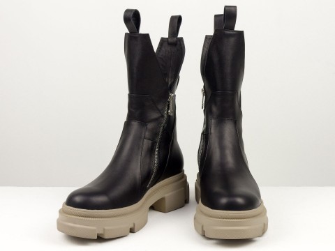 Жіночі чорні високі черевики з натуральної шкіри асиметричного крою на бежевій підошві, Б-2104-16