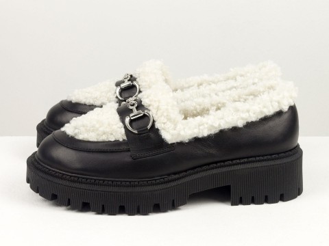 Женские туфли на тракторной подошве из натуральной кожи черного цвета с цепочкой, Т-2333-07