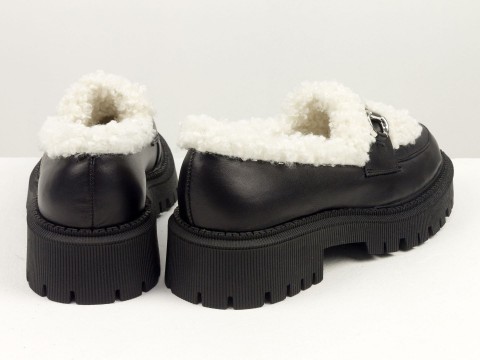 Жіночі осінні туфлі-лофери на тракторній підошві з натуральної шкіри чорного кольору з білим хутром  "тедді "
