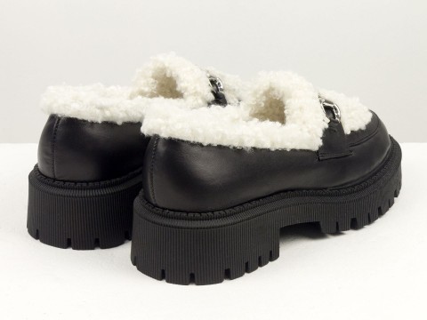 Жіночі осінні туфлі-лофери на тракторній підошві з натуральної шкіри чорного кольору з білим хутром  "тедді "