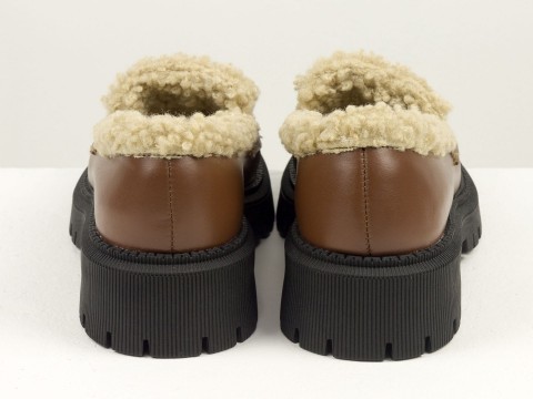 Жіночі осінні  туфлі-лофери на тракторній підошві з натуральної шкіри коричневого кольору зі срібним ланцюжком та бежевим хутром  "тедді "