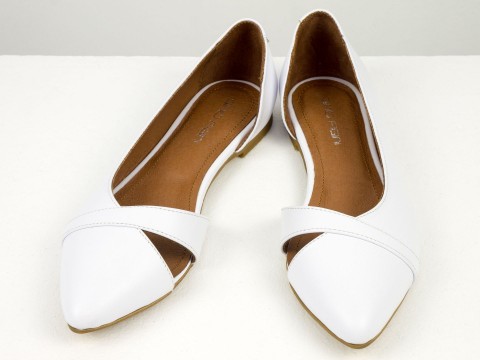 Жіночі туфлі на низькому ходу з натуральної шкіри білого кольору