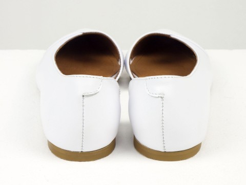 Жіночі туфлі на низькому ходу з натуральної шкіри білого кольору