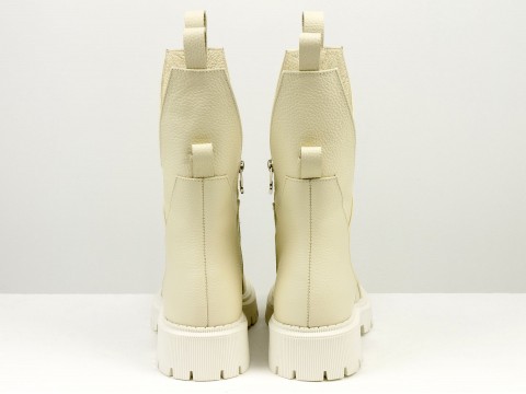 Жіночі високі черевики з натуральної шкіри флотар молочного кольору асиметричного крою на тракторній підошві, Б-2104-12