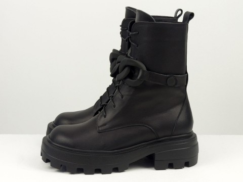 Високі черевики чорного кольору з чорним матовим ланцюгом з натуральної шкіри на тракторній підошві, Б-2180-02