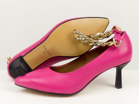 Дизайнерські малинові  туфлі-човники на підборах "рюмочка" з натуральної італійської шкіри з золотим ланцюжком, Т-2116-07