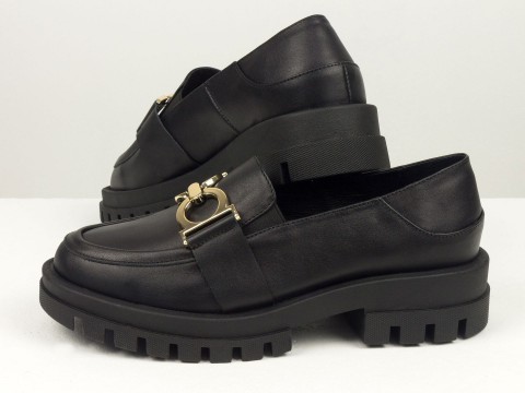 Туфлі-лофери з італійської шкіри чорного кольору на потовщеній підошві з золотою фурнітурою, Т-2118-05