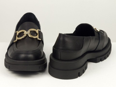 Туфлі-лофери з італійської шкіри чорного кольору на потовщеній підошві з золотою фурнітурою, Т-2118-05
