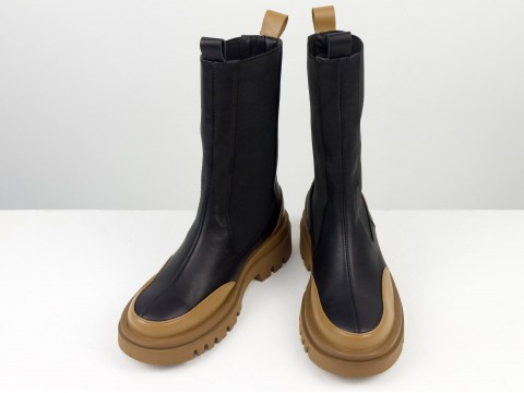 Дизайнерські високі черевики челсі в поєднанні чорної та карамельної натуральної шкіри з  з резинками по боках на тракторній підошві