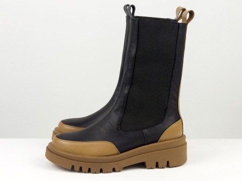 Дизайнерские высокие  ботинки "челси" в сочетании  черной и карамельной натуральной кожи с резинкой на тракторной подошве, Б-2230-06