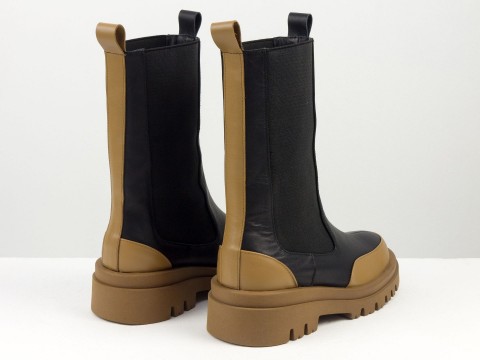 Дизайнерські високі черевики челсі в поєднанні чорної та карамельної натуральної шкіри з  з резинками по боках на тракторній підошві