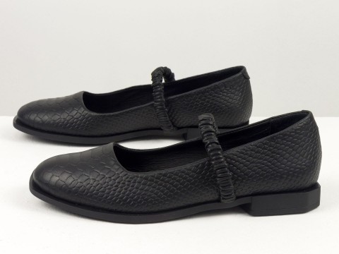 Літні туфлі з італійської шкіри чорного кольору з текстурою пітон  на низькому ходу та резинками зі шкіри, Т-2112-09