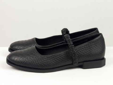 Жіночі чорні туфлі на низькому ходу з натуральної шкіри з текстурою пітон та резинками по нозі, Т-2112-09