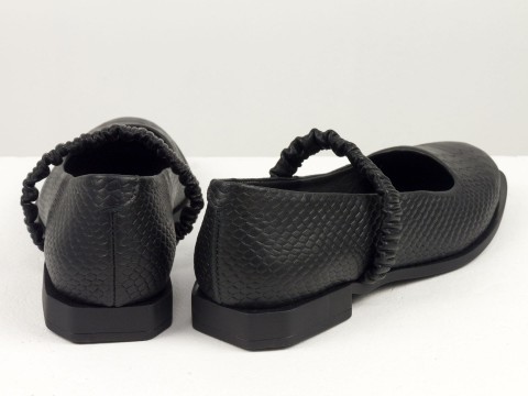 Літні туфлі з італійської шкіри чорного кольору з текстурою пітон  на низькому ходу та резинками зі шкіри, Т-2112-09