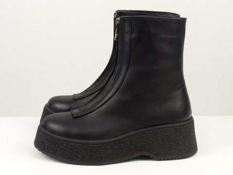 Високі черевики з чорної шкіри на високій підошві з блискавкою попереду, Б-2103-06