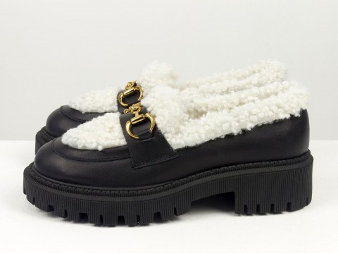 Жіночі осінні туфлі-лофери на тракторній підошві з натуральної шкіри чорного кольору з білим хутром "тедді ", Т-2333-05