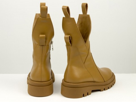 Жіночі високі черевики з натуральної шкіри карамельного кольору асиметричного крою на тракторній підошві, Б-2104-13