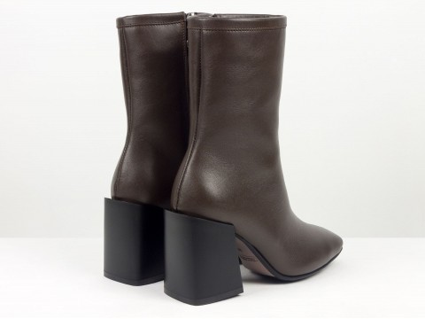 Женские коричневые кожаные ботинки на каблуке Gino Figini