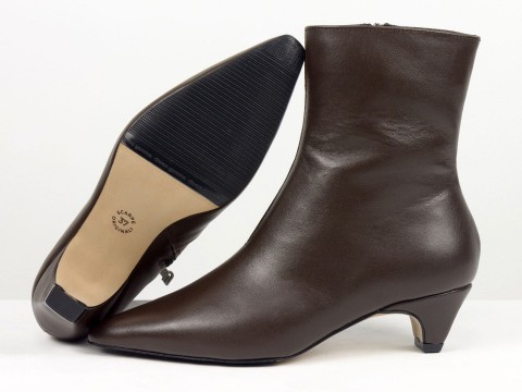 Женские кожаные коричневые ботинки на невысоком каблуке чарочке Gino Figini