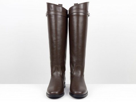 Кожаные высокие сапоги коричневого цвета на низком ходу Gino Figini