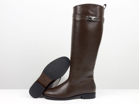 Кожаные высокие сапоги коричневого цвета на низком ходу Gino Figini