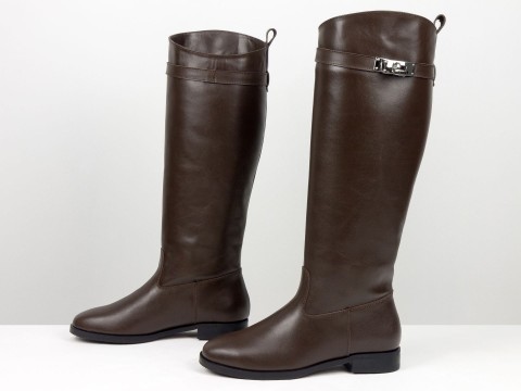 Кожаные высокие сапоги коричневого цвета на низком ходу Gino Figini