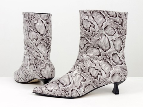 Жіночі шкіряні черевики зі зміїним принтом на підборах “Kitten Heel” Gino Figini